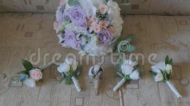 新娘花束，桌上美丽的新娘花束，新郎布托尼埃，婚礼日，新娘`花束